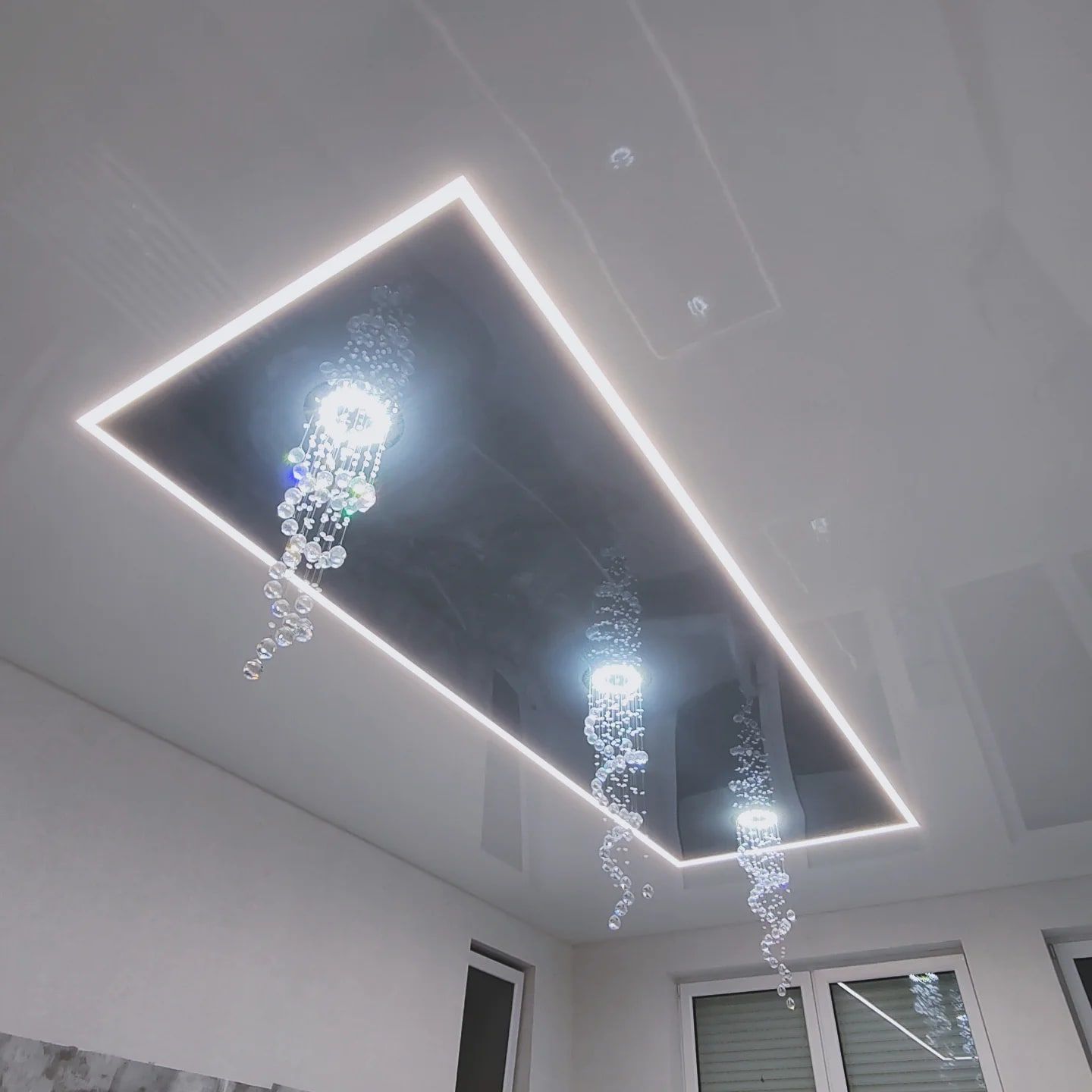 Wohnzimmer: Rechteckige Lichtkontur rund um vorhandene Leuchten.
