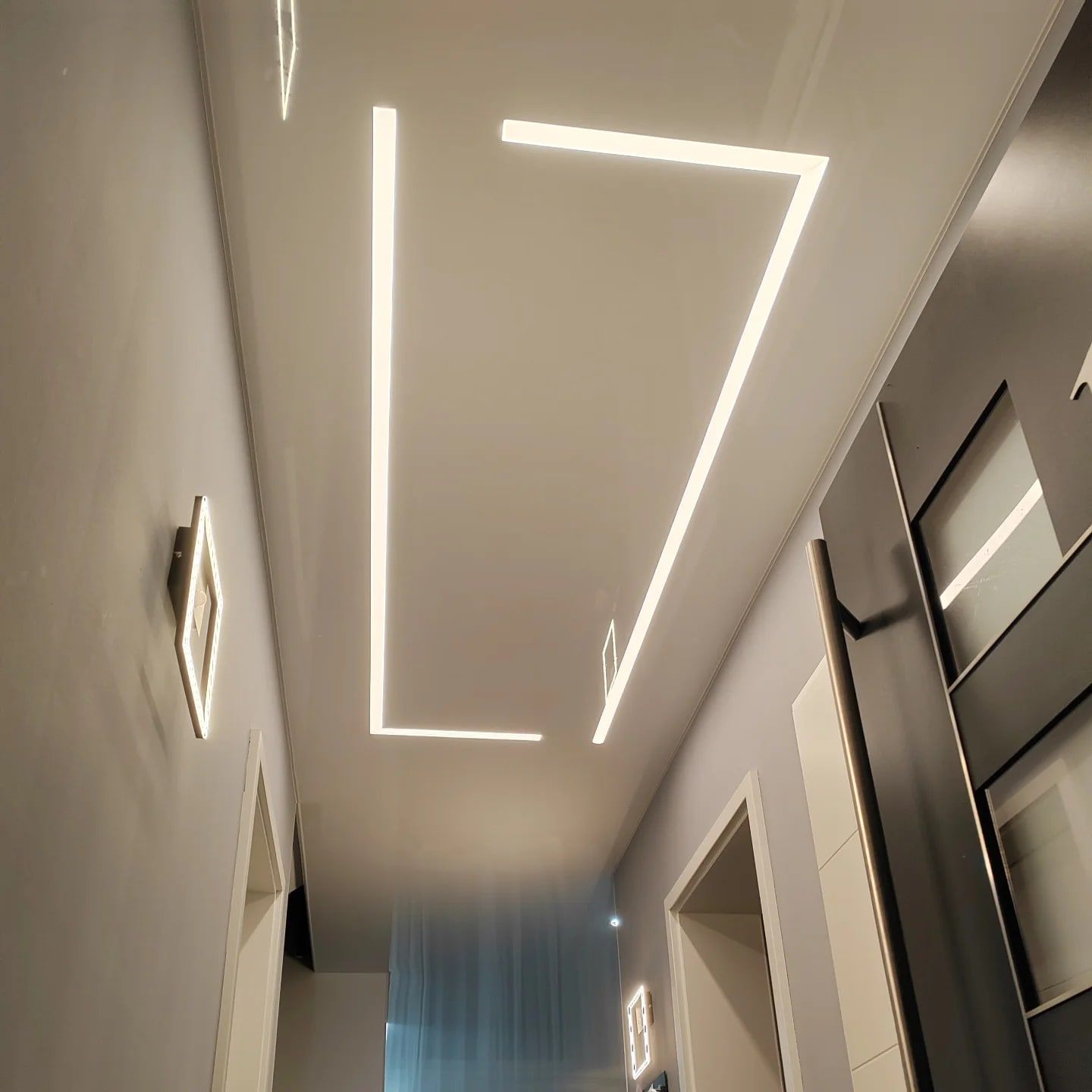 Flur: Geometrische Lichtkontur in einem schmalen Raum.